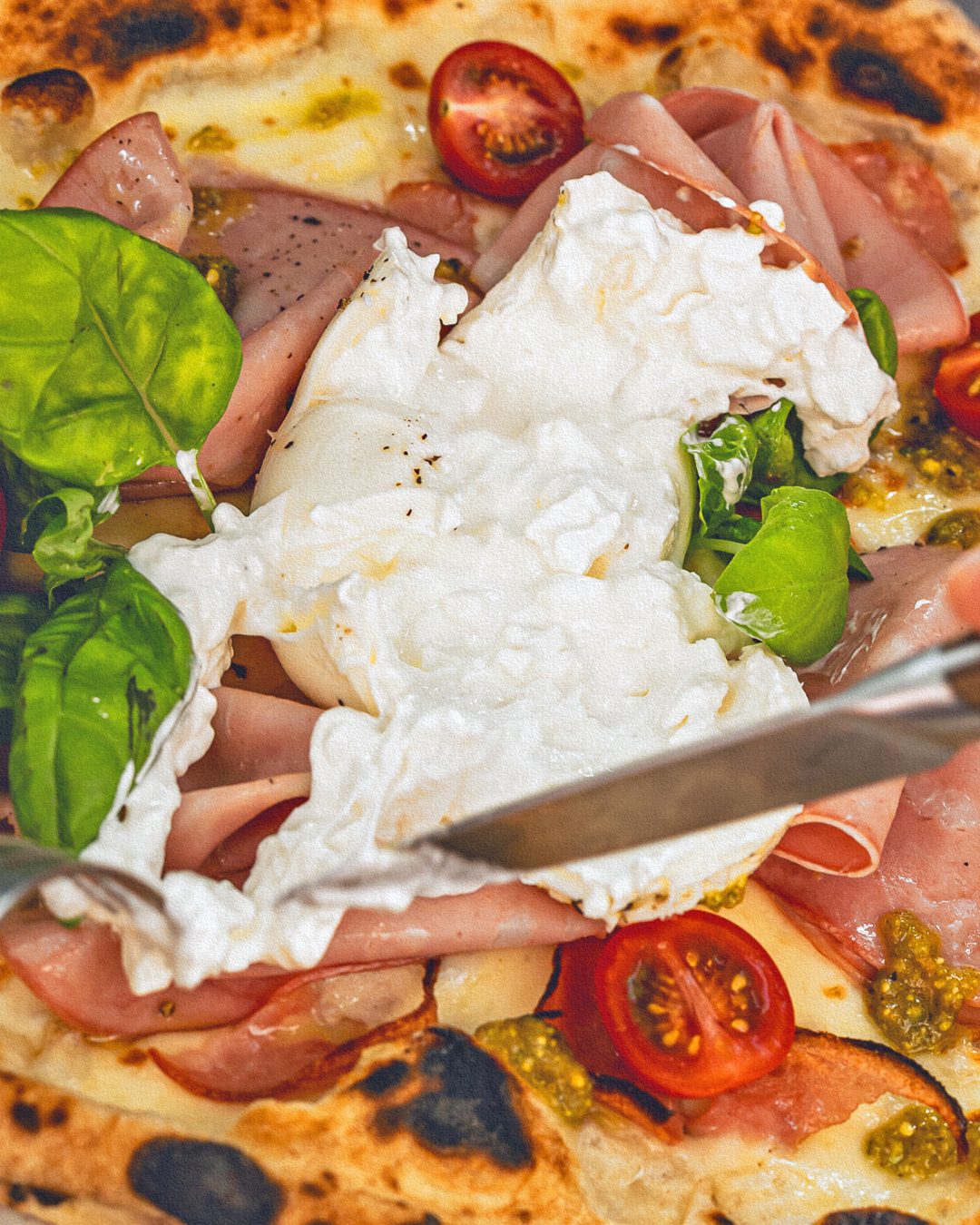 Lähivaade Rucola pizzast, tomatid, basiilik ja burrata
